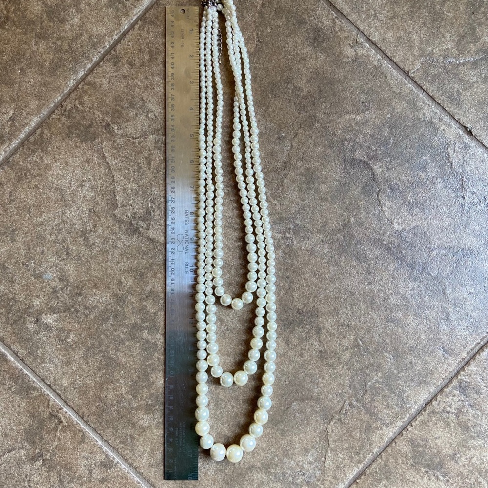 GUC - Pearl Necklace Faux - Triple Strand - Picture 11 of 11